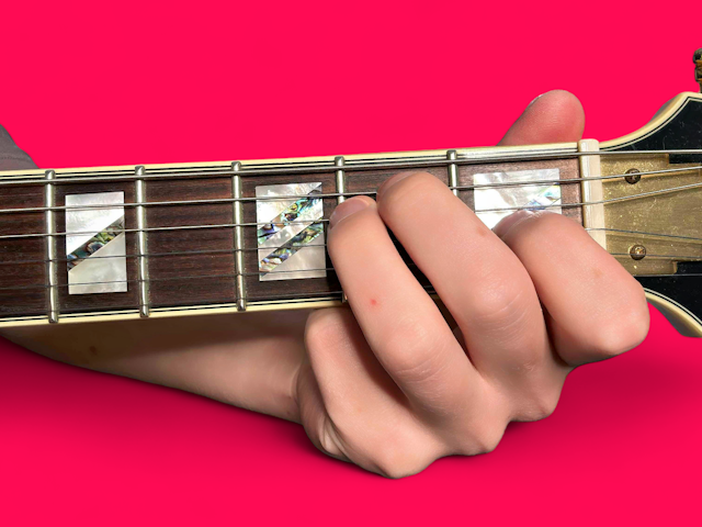 E major guitar chord with finger positions